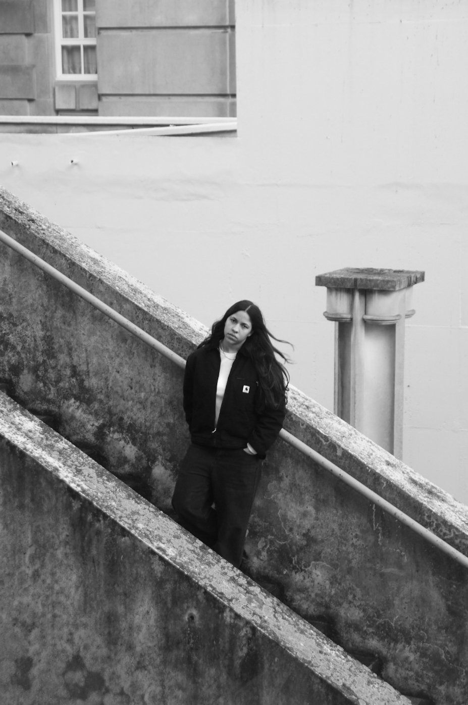 portrait femme extérieur dans des escaliers